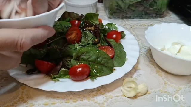 Салат Свежесть с кальмарами и мидиями