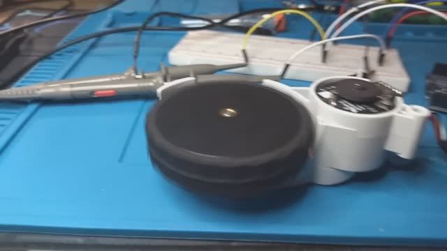 Подключил колесо от робота-пылесоса к arduino