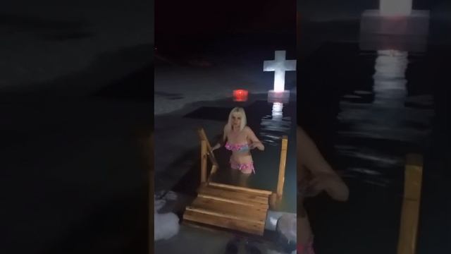 С крещением! Купание в проруби
