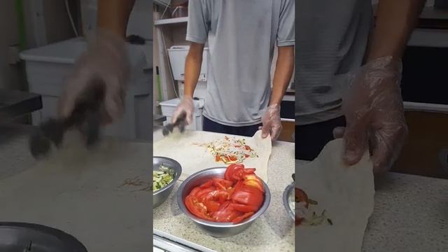 Мне готовят шаурму