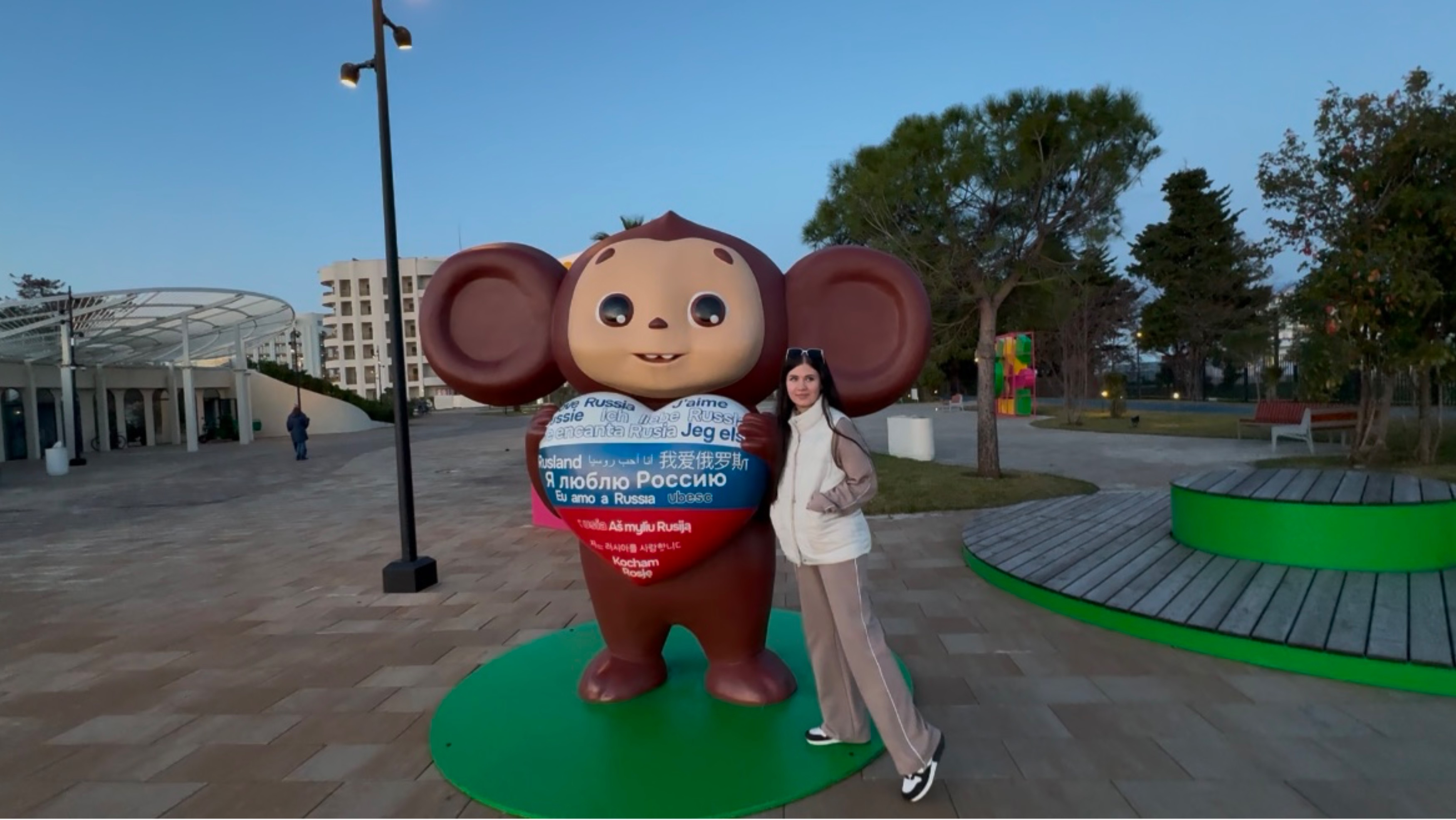 Гуляем по набережной Сириуса 🌴 В Сочи Парк Отеле на территории купили сахарную вату из аппарата