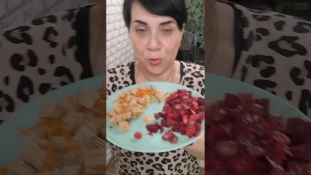Простыла 🤧 за окном не понятно зима или осень 🍂,ем на ужин салаты