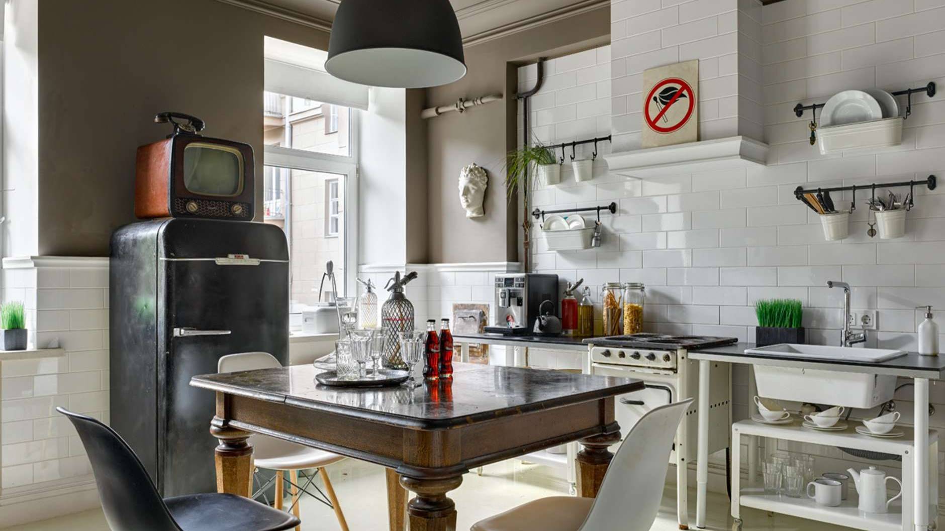 Большая серая кухня в ретро стиле - идеи дизайна интерьера со средним бюджетом