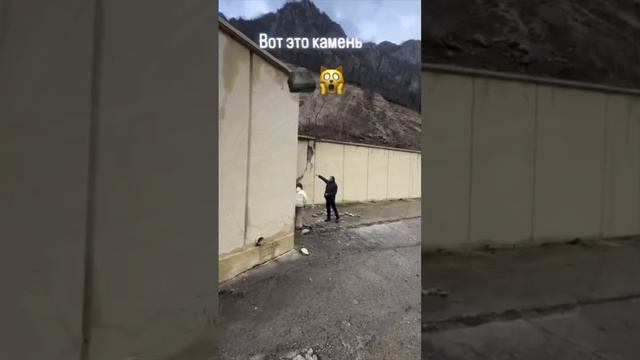 В Сочи на старой Краснополянской трассе огромный валун скатился с горы и врезался в стену.