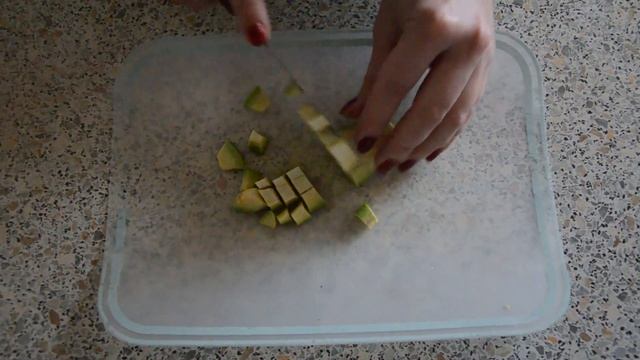 Салат с авокадо и тунцом