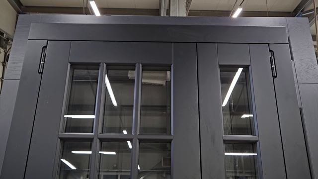 Выгодно купить нестандартную входную дверь  с двумя створками и с большим стеклом, на заказ за 255 т