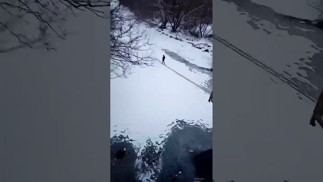 😬 Смельчак решил перейти Свиягу по льду Незадачливого ульяновца, шагающего по хрупкой корке, запеч