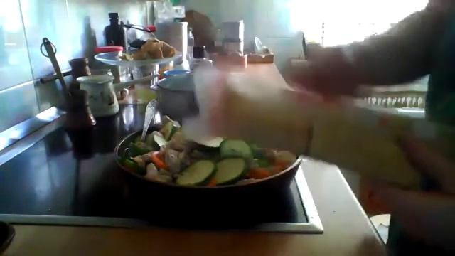 паста с соусом из курицы и цукини