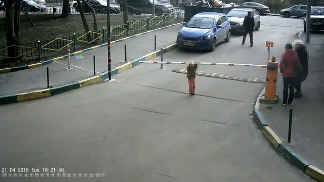 Случаи из жизни шлагбаума, без детей не обошлось)
