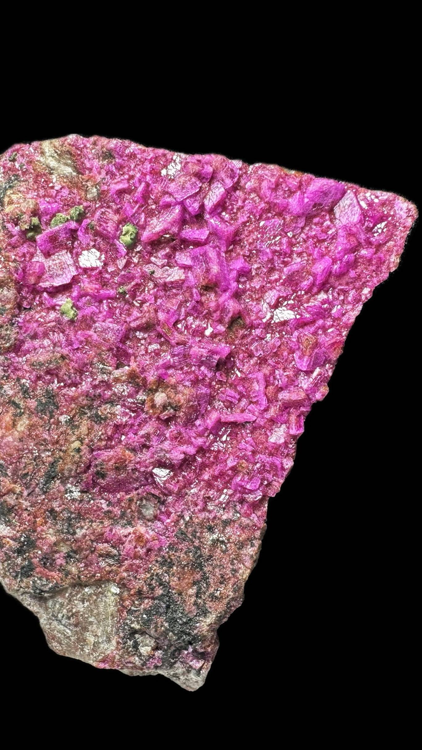 Неоновый кобальтокальцит с колвезитом на матрице