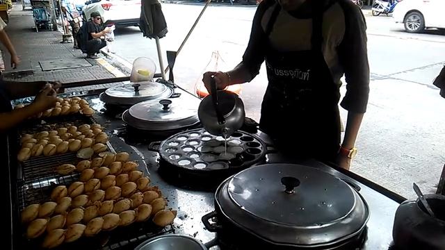 Streetfood in Bangkok // Khanom Khrok // Приготовление уличной еды в Бангкоке.