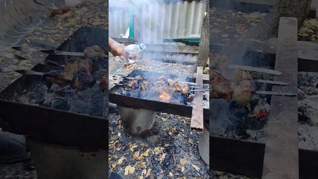 Брызгаем воду на угли