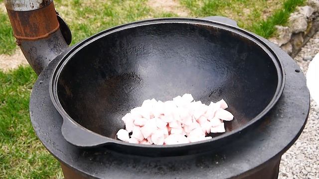 Сочная СВИНАЯ ШЕЙКА в луковом соке, готовим в КАЗАНЕ на костре.