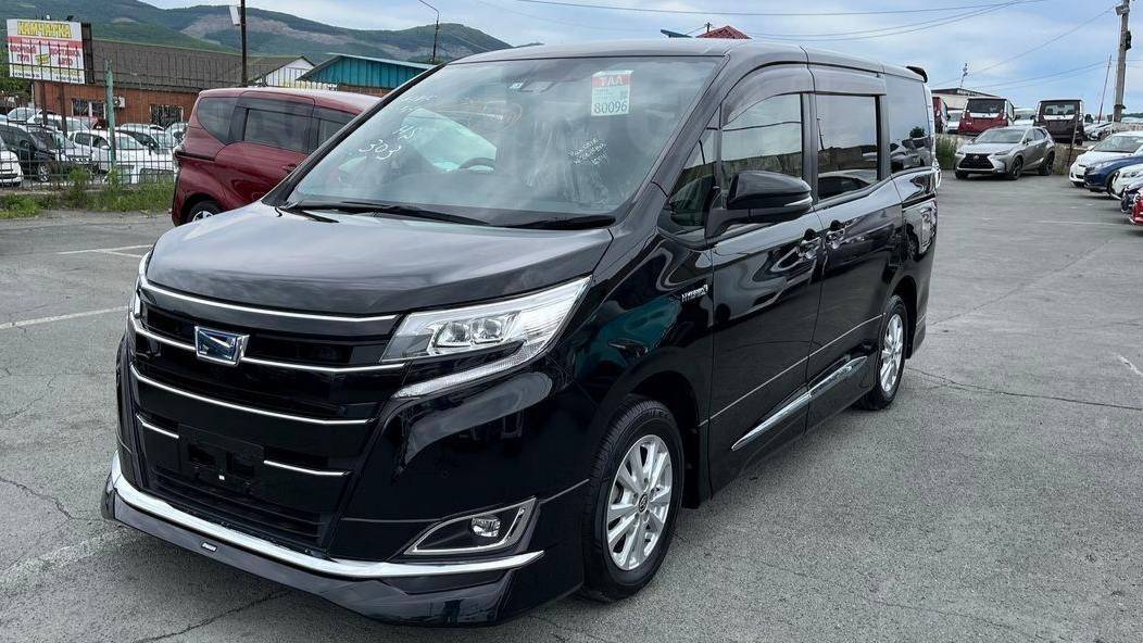 Toyota Noah минивен для всей семьи авто из японии