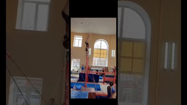 Комбинация на брусьях, обороты на перекладине