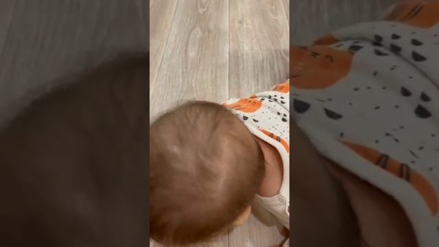 Ульяна ползает. 🐌