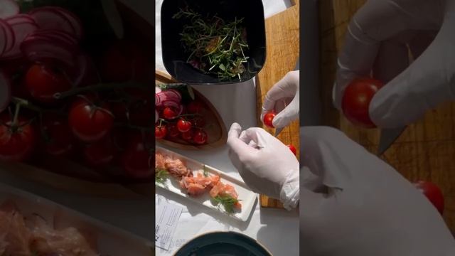 Сегодня мы приготовим «Салат с сугудаем из чавычи»🥗
Рецепт простой и очень вкусный😋