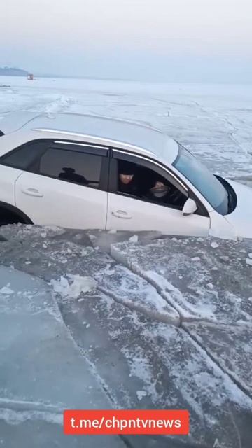 🔻В Приморье рыбак выехал на лед и авто пошло ко дну. Мужчина до последнего пытался спасти его #чп