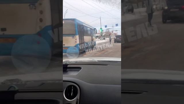 ДТП из трёх машин и автобуса Перекрестке Авистроителей-Тюленева#Ульяновск 👉 Подписаться
