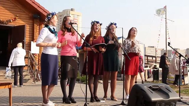 Выступление артистов на осеннем фэсте