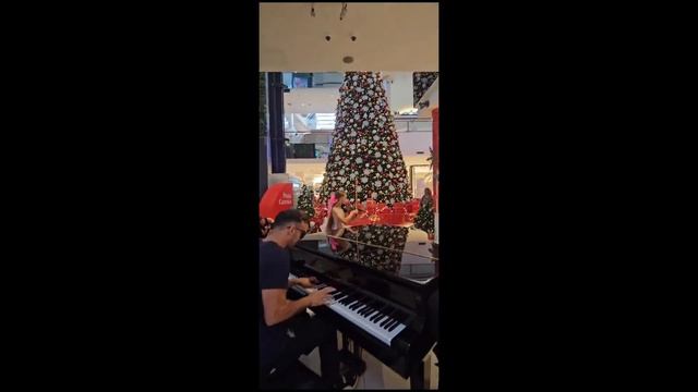 Bohemian Rhapsody en violín y piano  | Dúo espontáneo en un centro comercial