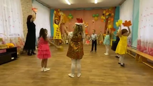 танец Разноцветные листочки