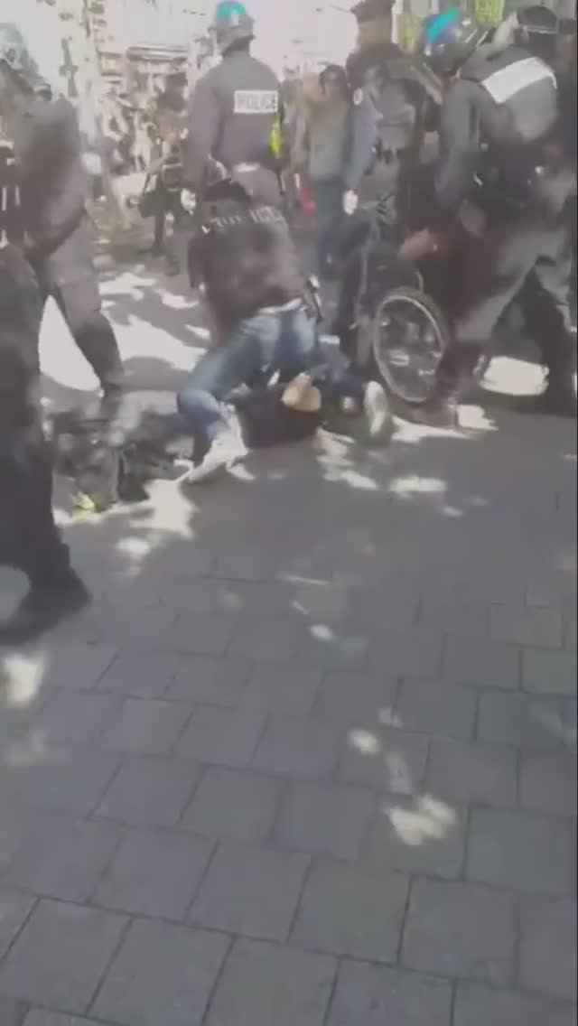 европолиДЗаи бьют также инвалидов на коляске
