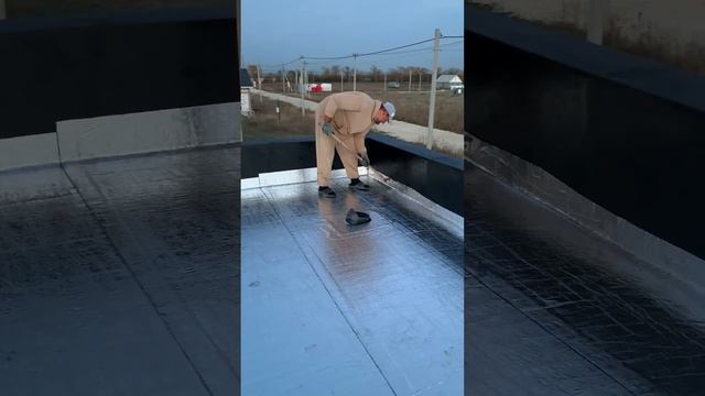 Самоклеящийся материал Ризолин на плоской крыше частного дома.