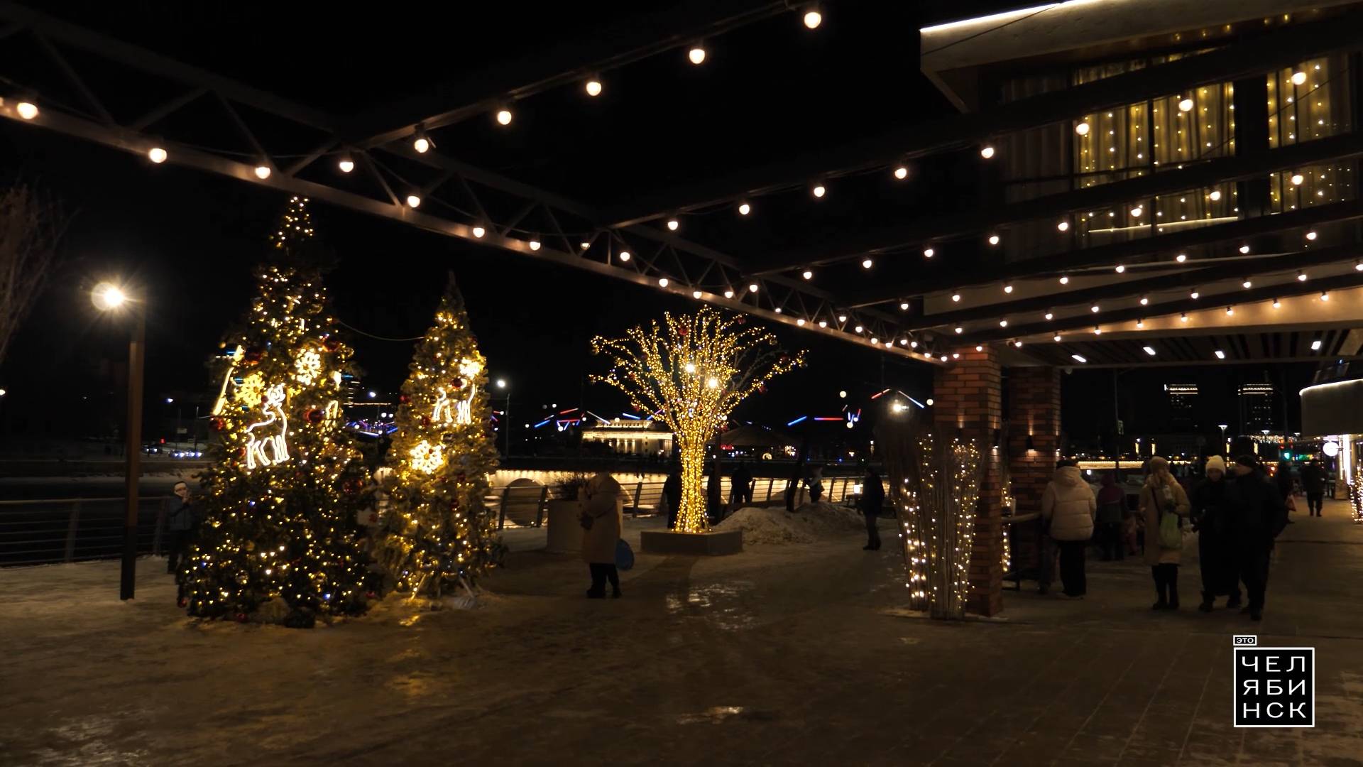 Праздничное настроение в Челябинске: огни, лед и новогоднее волшебство.