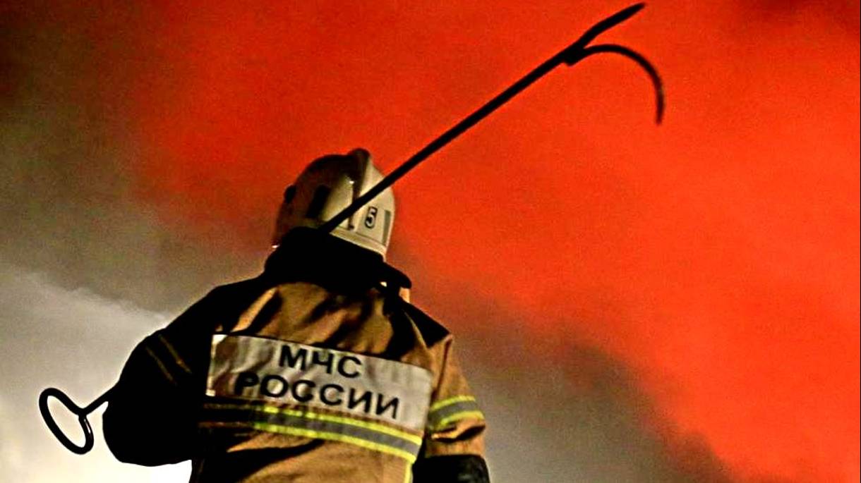 На российском предприятии после падения обломков беспилотника начался пожар
