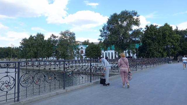 На мостике.