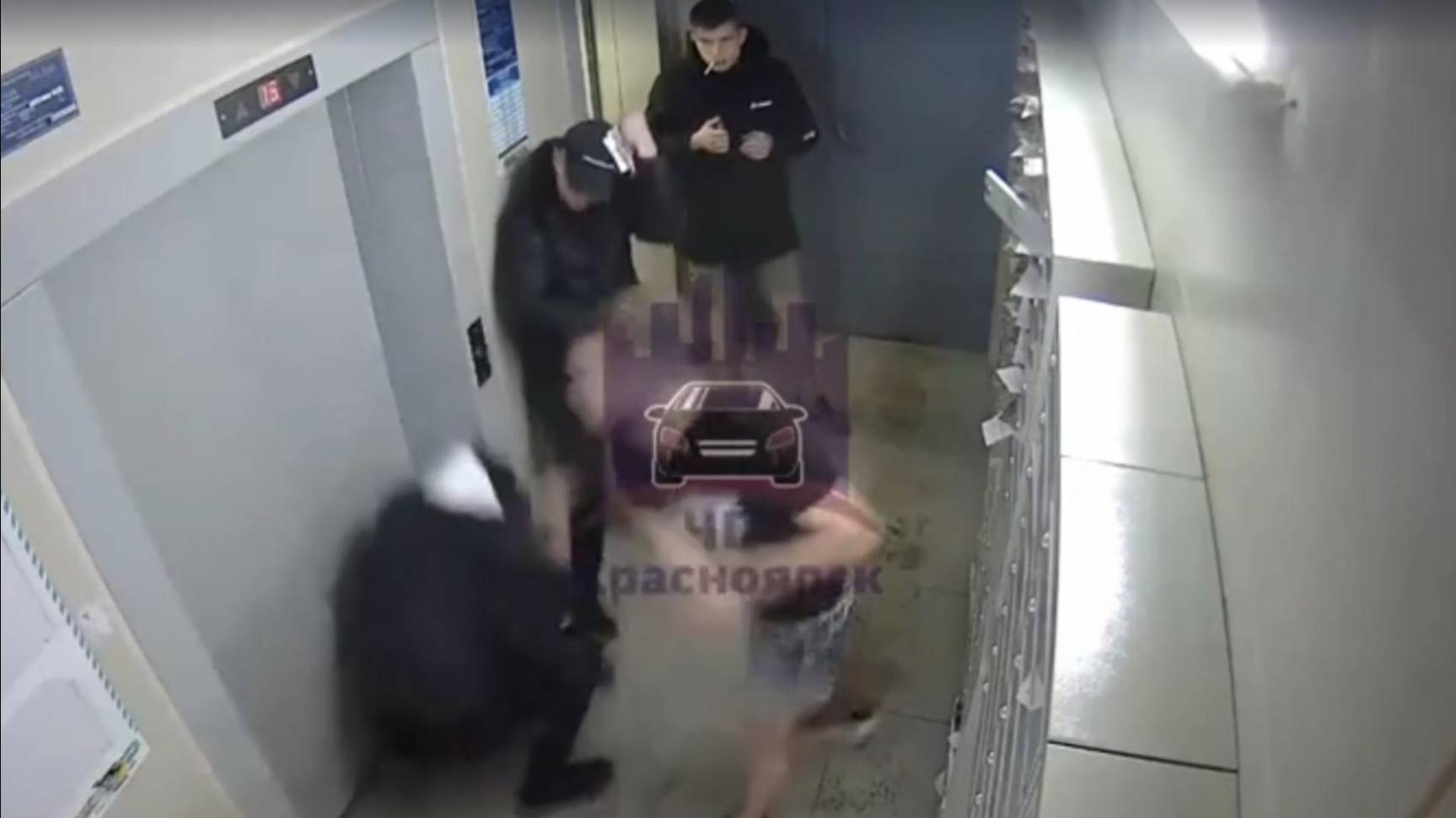 Житель дома в Красноярске напал на мужчин, которые раскладывали рекламу по ящикам