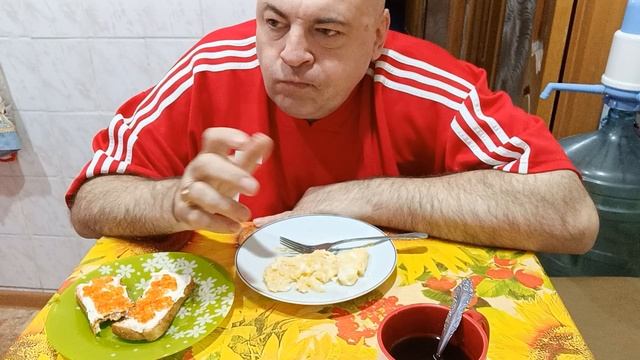 Мукбанг. Скрэмбл, бутерброды с красной икрой и кофе. Просто говорю.