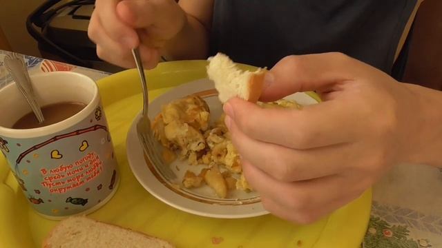 ОБЖОР НА ЖАРЕНУЮ КАРТОШКУ ЗАЛИТУЮ КУРИНЫМ ЯЙЦОМ