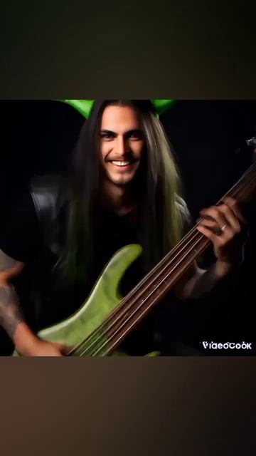 «ПОЗНАКОМЬТЕСЬ!   ЭТО -  ВЛАС! 
 ВМЕСТЕ   С  НИМ   ГИТАРА-БАС   🎸🎸🎸» !