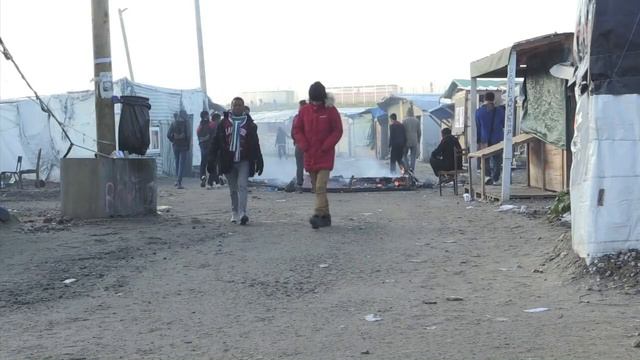 Comienzan a demoler campamento de migrantes de Calais