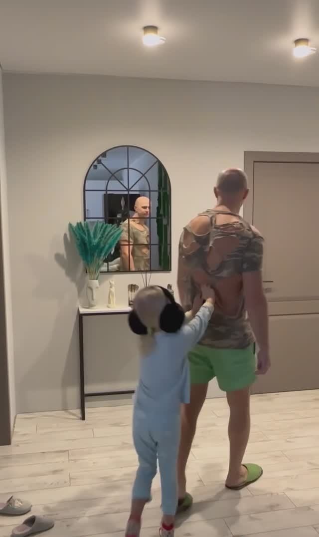 Мила делает папе модную футболку