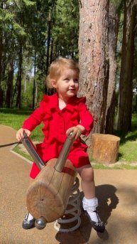 Шишкин лес 🌳 #2года5месяцев #cute #baby #красноеплатье