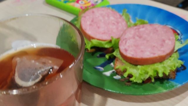 вечер понедельника, за окном метель, вкусный бутерброд перед сном