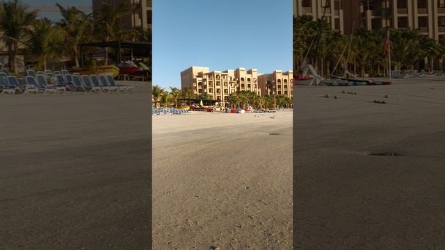 Мы на пляже отеля Хилтон  рано утром. Дубай 2020