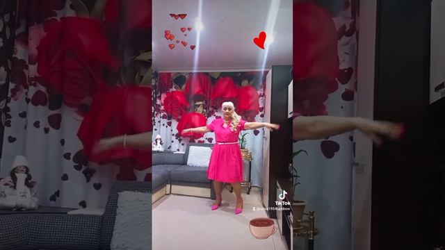 Две чашки кофе на столе.