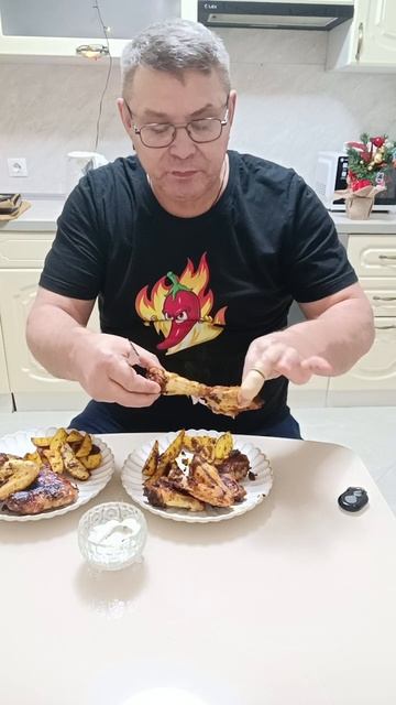 Вкуснейших обед два в одном куриные крылышки с картошкой.