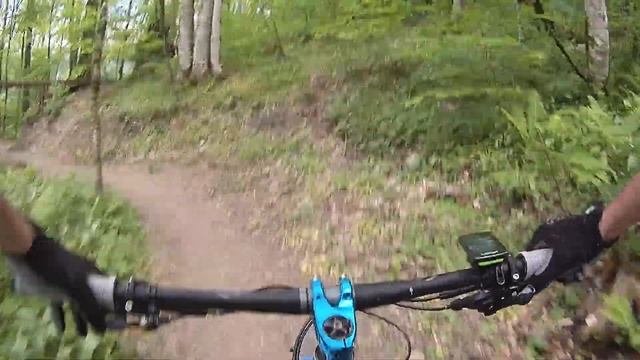 Нуб-кантрийщик на XC-веле впервые на спуске в байк-парке. Зеленая трасса