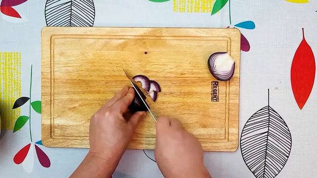 ПИКАНТНЫЙ САЛАТ С КОПЧЁНЫМИ КОЛБАСКАМИ.