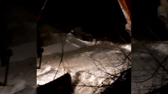Экскаватор DOOSAN копает лед вглубь