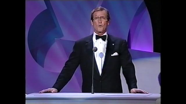 1992 The Danny Kaye International Childrens Awards Roger Moore and Audrey Hepburn nemen