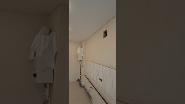 Натяжные потолки в кухне и комнате с нишей над окном.