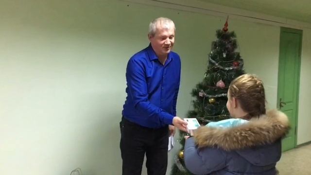 Спецпредставитель Владимирской области вручил подарки школьникам из Кировского