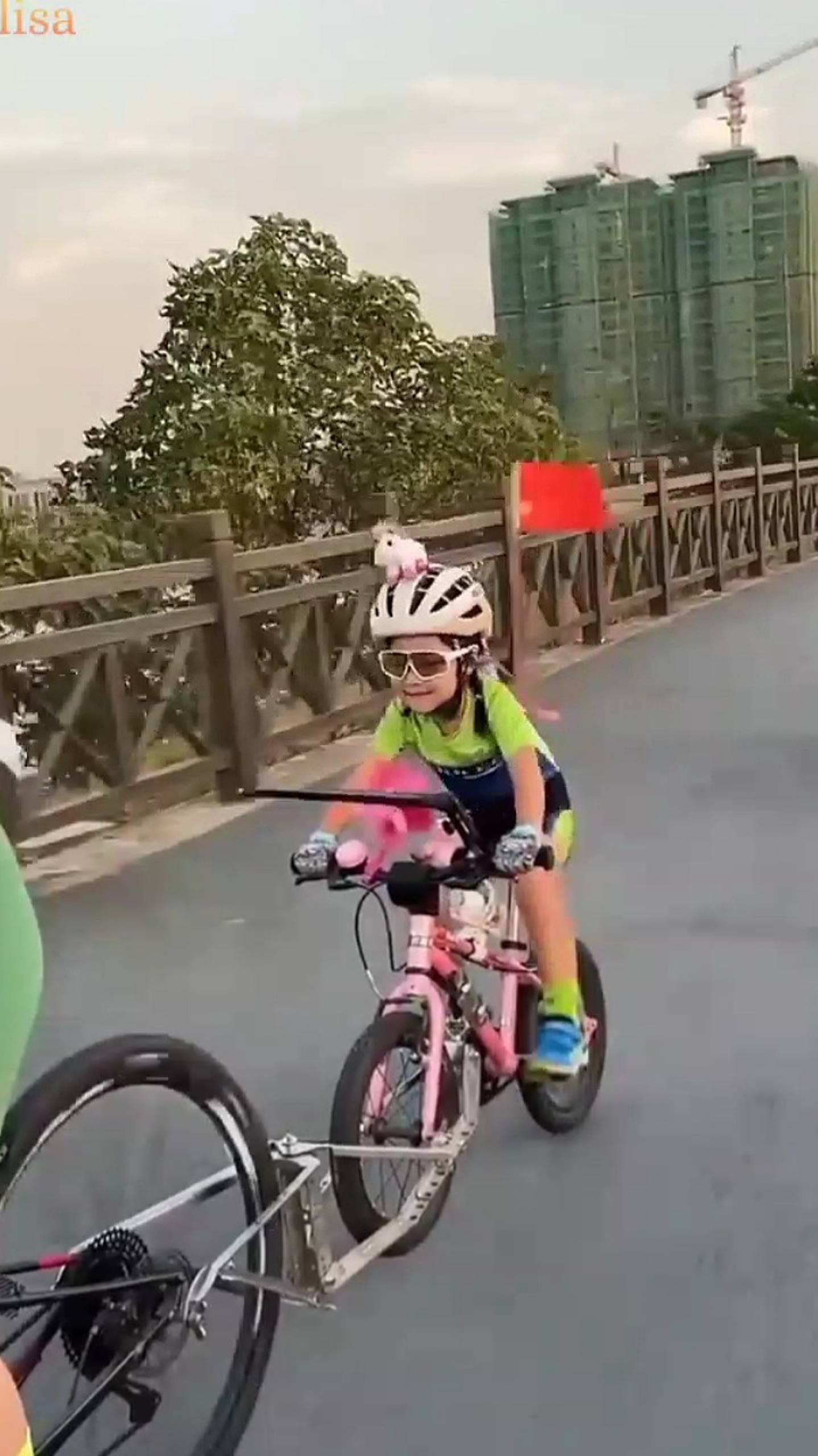 Девочка на велосипеде🥰