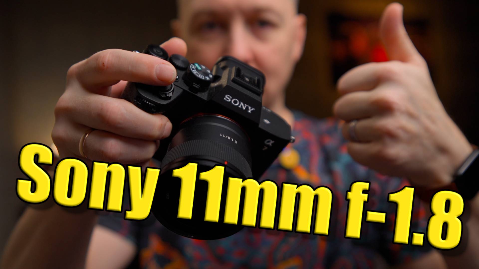 Лучший объектив для блога с рук Sony 11mm F-1.8